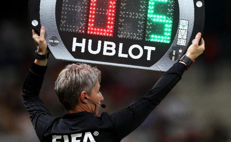FIFA aprobó los cinco cambios por partido y Conmebol dice que la decisión «la sorprendió»