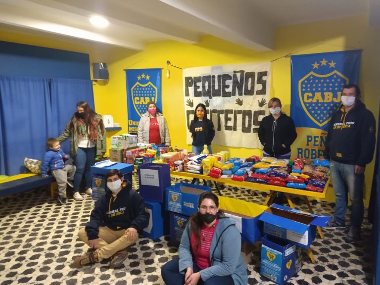 «Carrito solidario»: La Peña boquense “Roberto Mouzo” donó más de 250 kg de alimentos y artículos de limpieza al merendero «Pequeños Guerreros» de barrio Federal