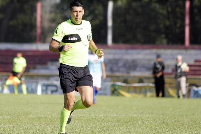 Fue árbitro de Primera, trabaja con un remis y ahora la AFA está obligada a devolverle su lugar: «Después de tanta bronca voy a poder volver a dirigir» dijo Marcelo Aredondo