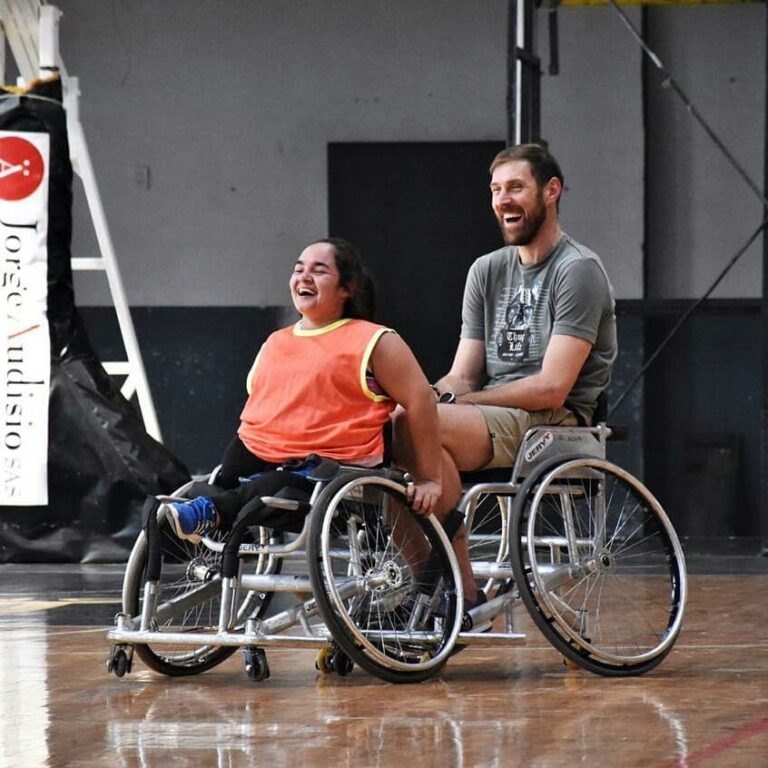 ¡Enorme gesto del Chapu!: Los equipos de básquet adaptado entrenaron en General Pico bajo la atenta mirada de Andrés Nocioni