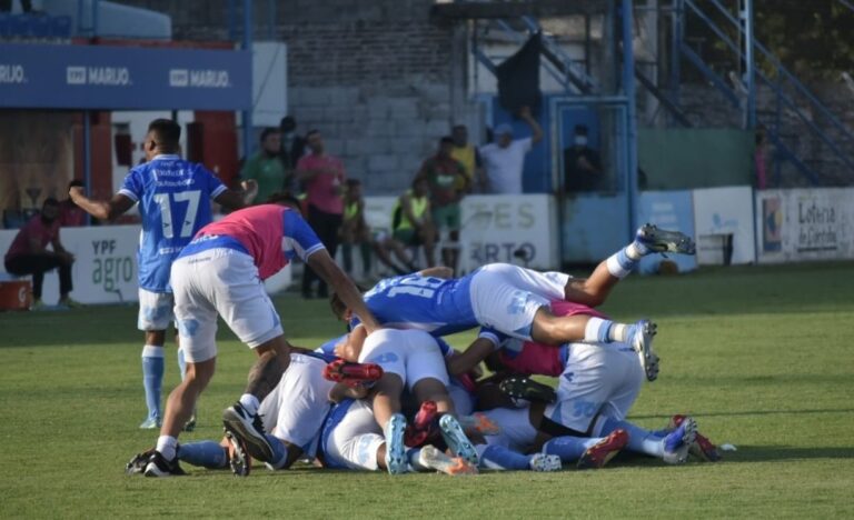 Estudiantes de Río Cuarto, el equipo de Lautaro Parisi, goleó y va por el primer ascenso a la Liga Profesional