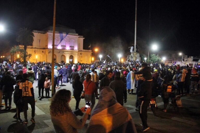 Miles de piquenses salieron a la calle a festejar la consagración de Argentina como el Mejor de América