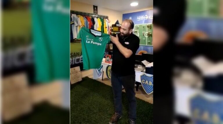 «JUNTO A LA DE MESSI»: Ferro de General Pico entregó su camiseta para que sea exhibida en el museo del Bicentenario de San Juan