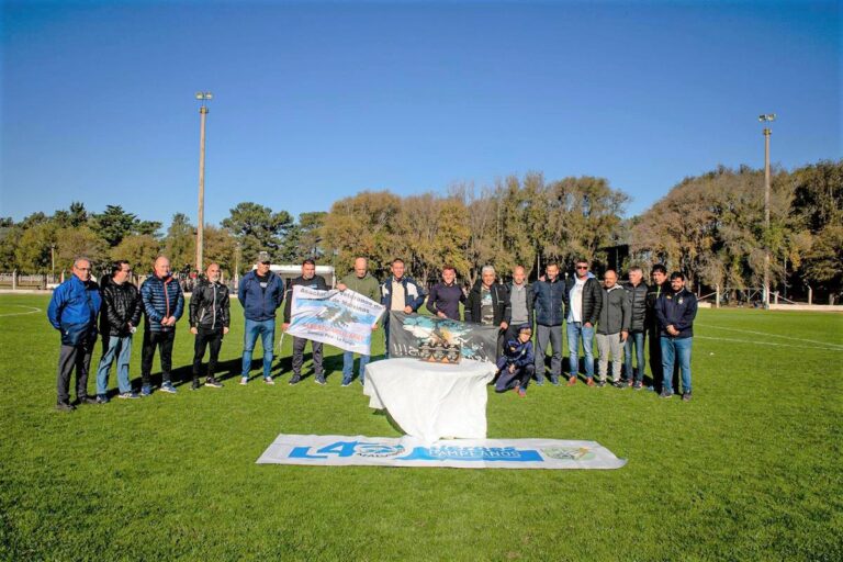 En el inicio de la Primera B, Pico FBC presentó su indumentaria y brindó un emotivo reconocimiento a los Veteranos de Malvinas