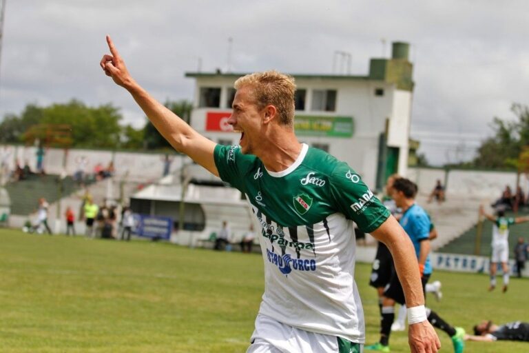 ¡UNA GLORIA QUE VUELVE!: Ferro acordó el regreso del delantero Federico Vasilchik y hay tres jugadores que no continuarán en el club