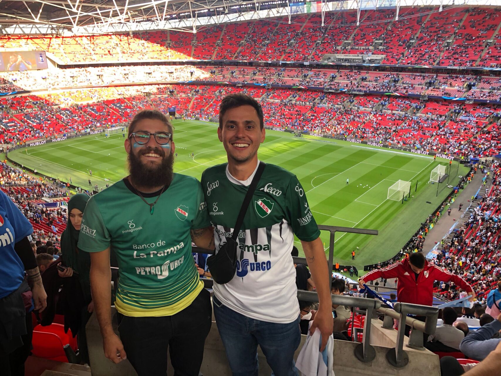 Dos jóvenes piquenses con la camiseta de Ferro de Pico en el estadio de Wembley alentando Argentina