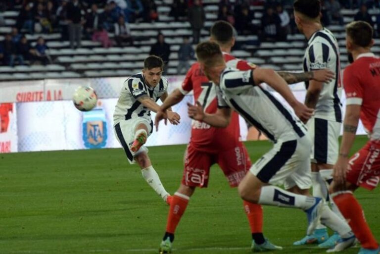 Con otro «golazo» del piquense Rodrigo Garro, Talleres se impuso ante Argentinos y recuperó la sonrisa en Córdoba