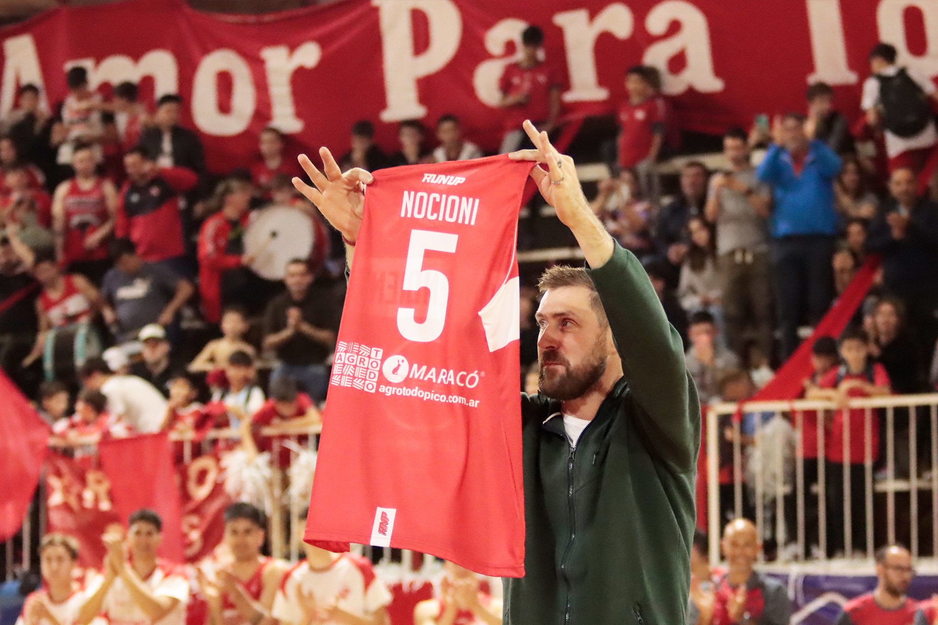 En un “Gigante” explotado de hinchas, Sportivo Independiente brindó emotivo homenaje a Andrés “Chapu” Nocioni, una gloria histórica del “Rojo”