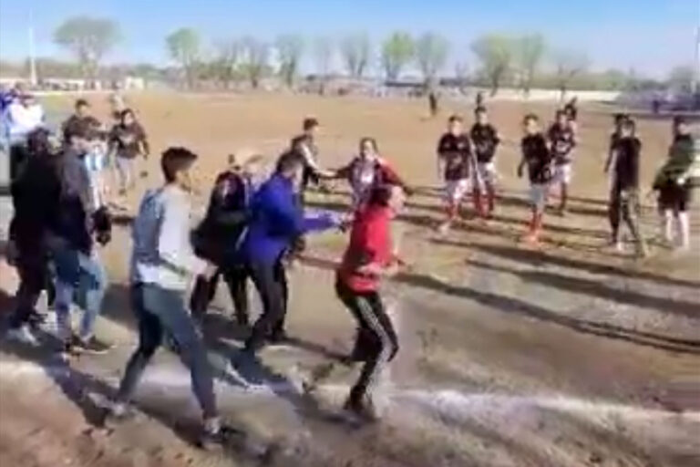 El subsecretario de Deportes de La Pampa repudió la batalla campal que se dio en medio de un partido de fútbol en Luan Toro