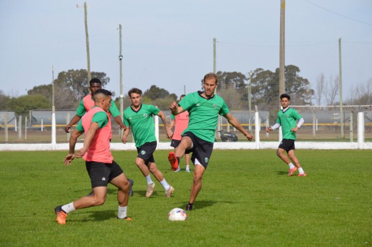 DUELO CLAVE EN EL FEDERAL «A»: Con el plantel entero sin lesionados, Ferro entrenó y se prepara para recibir a Sportivo Peñarol en «El Coloso» de barrio Talleres