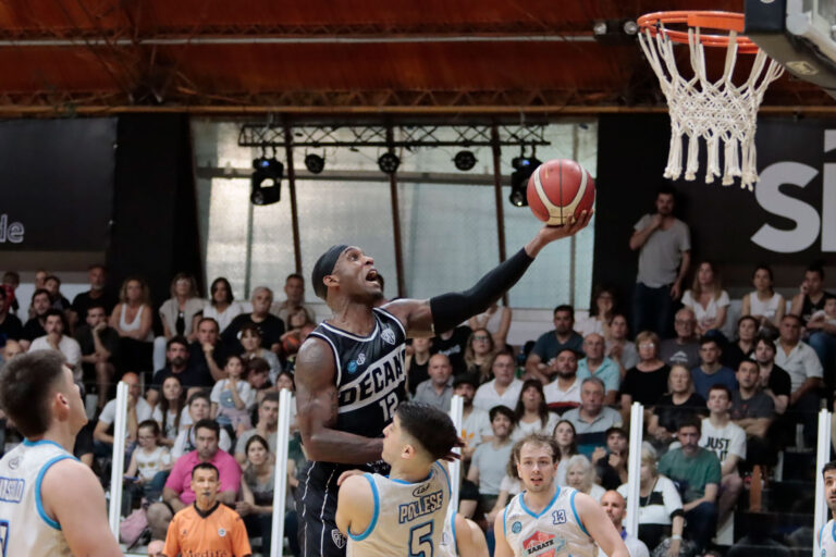 Liga Argentina de Básquet: Pico Football ganó su primer partido y bajó al puntero