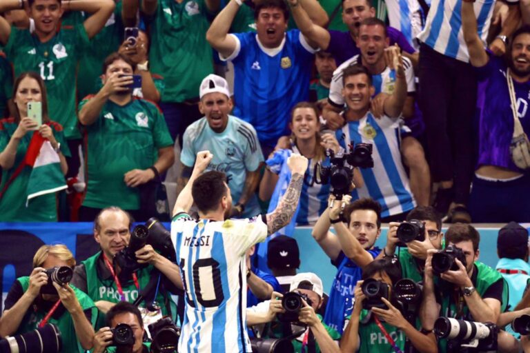 ¡Gritalo Lionel!: Messi y su festejo ante una familia piquense, en la gran victoria ante México
