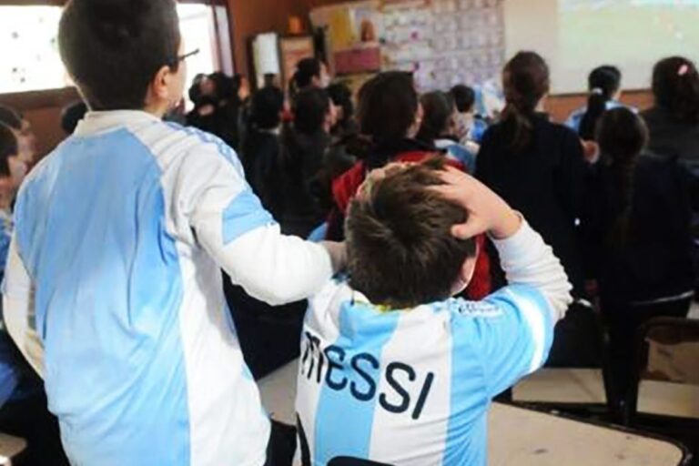 Educación autorizó que se puedan ver los partidos de la «Scaloneta» durante el mundial en las escuelas