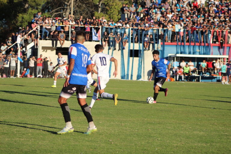 Racing de Castex y Alvear FBC buscarán el pase a los Cuartos de final del Regional Amateur