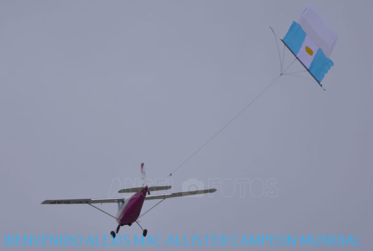 La historia del piloto de avión santarroseño que confeccionó una bandera y le dio la bienvenida a Mac Allister