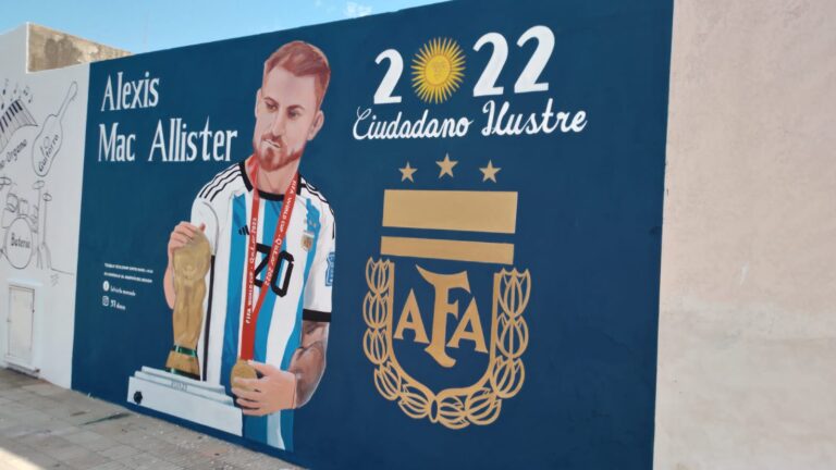 Padre e hija, pintaron un mural en homenaje al ciudadano ilustre santarroseño Alexis Mac Allister