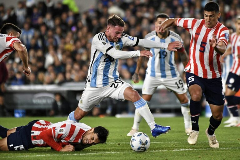 Argentina le ganó a Paraguay y el «Dibu» Martínez superó el récord del «Mono» Burgos
