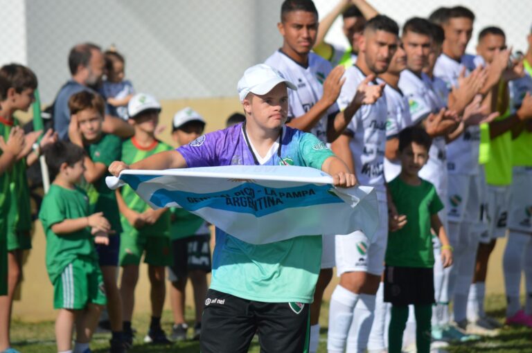 Reconocimiento en el «Coloso» para Bauti Bal, el «Tiburón» de la natación