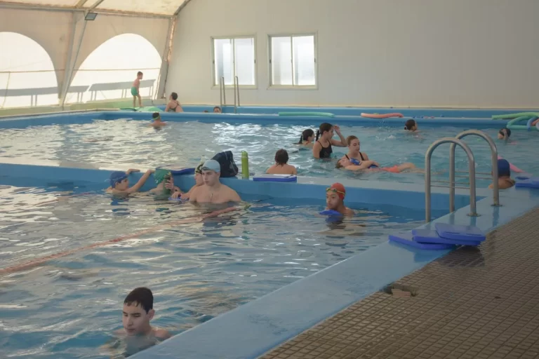 Más de 50 personas participaron del encuentro de natación adaptada en Pico FBC