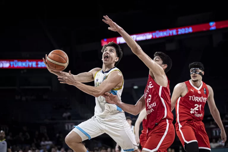 La selección argentina U-17 de básquet con el piquense Santiago Cabodevilla juega hoy contra Canadá en los octavos de final