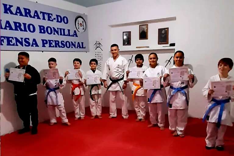 Éxito en los exámenes de graduación de la Escuela de Karate Kyudokan