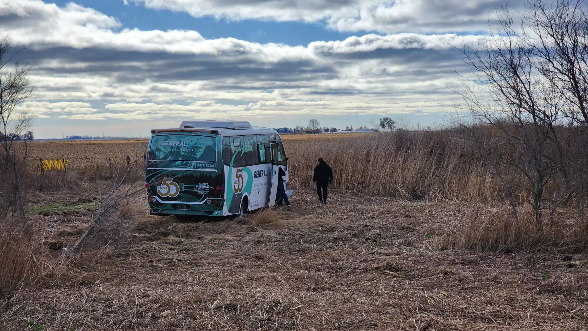 Un colectivero se descompensó y el colectivo se despistó a unos kilómetros de General Pico