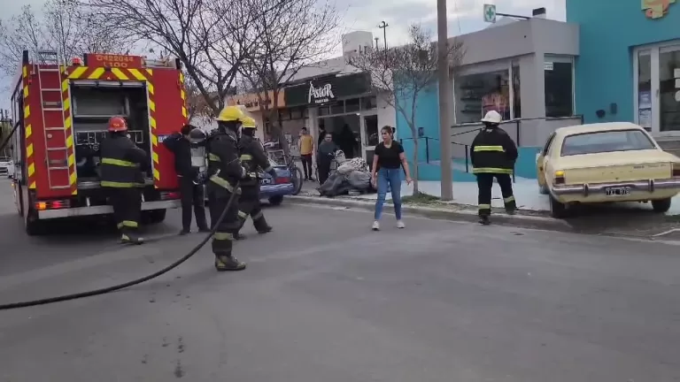 Incendio de vehículo en General Pico: la rápida acción de un vecino evitó mayores daños