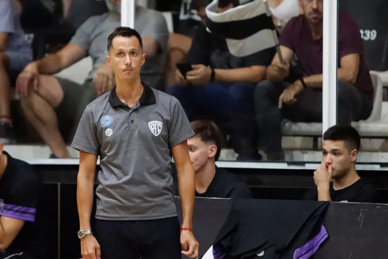 Básquet: sorpresiva renuncia de Lisandro de Tomasi en Pico FBC tras un mal comienzo de temporada