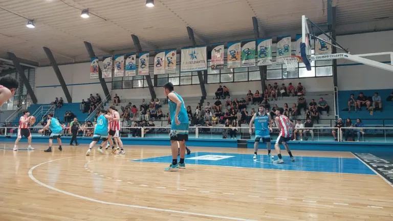 Básquet provincial: Estudiantes venció a Belgrano en el clásico santarroseño y se mantiene líder e invicto
