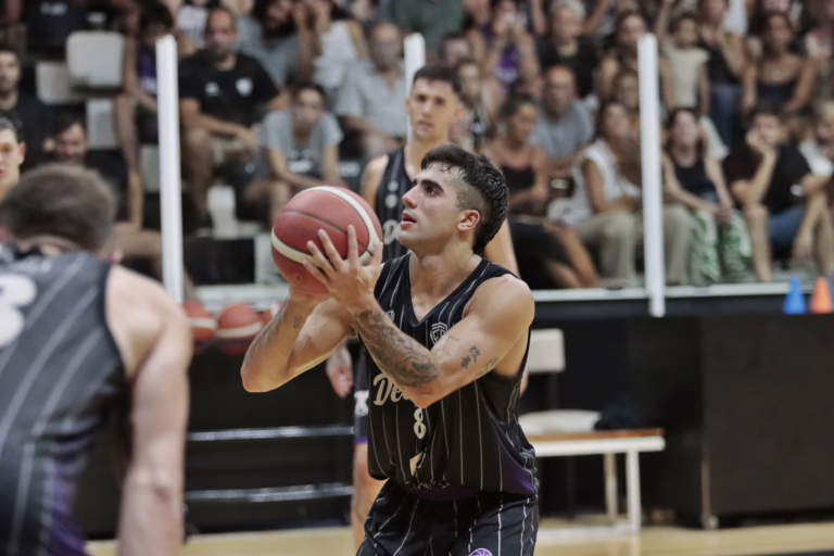 El «Decano» volvió a ganar y está a un paso de semifinales