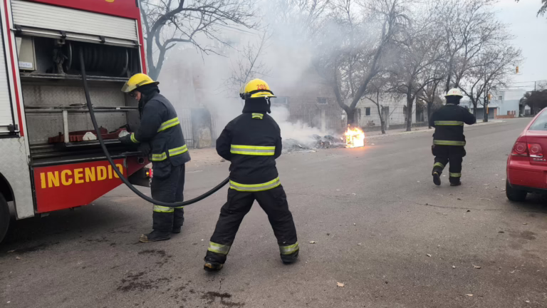 Alerta por un incendio de basura a metros del colegio EPET N° 2