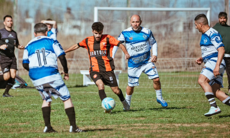 El Torneo «Entre Amigos» vivió una Fecha 12 cargada de goles y paridad en sus dos categorías