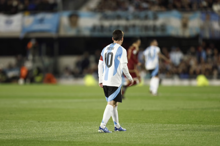 De la ilusión a la pesadilla: 120 hinchas de Pico y Alvear viajaron a ver a Messi y se quedaron sin entradas