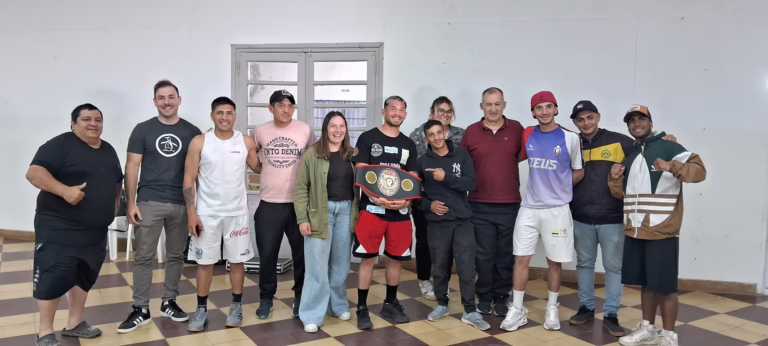 El campeón Fedelatin «Coki» Soto visitó Intendente Alvear con el objetivo de impulsar el boxeo local