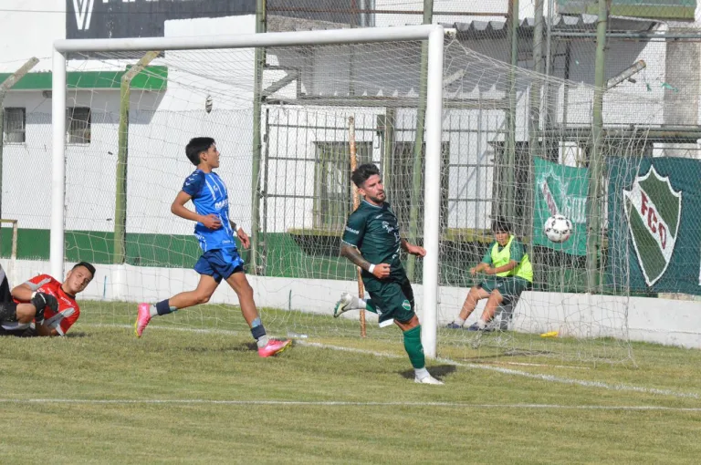 Goleada histórica en El Coloso: Ferro aplastó a Alvear FBC por 10 a 0 y sostiene la ilusión en el Regional Amateur