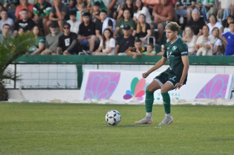 El sueño de todo el barrio Talleres: Ferro ya juega la final en Pergamino con un respaldo multitudinario