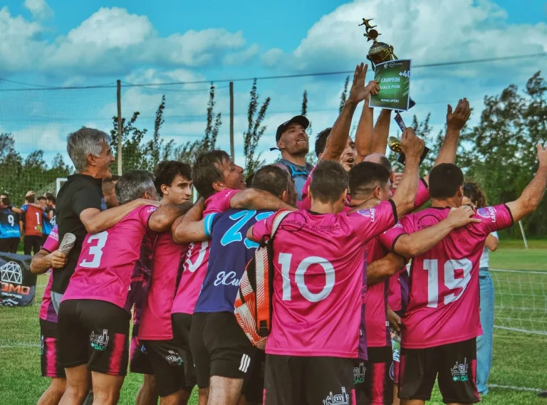 Vibrante definición del torneo de fútbol «Entre Amigos»: «The Last Dance» y «Psje je» gritaron campeón en las categorías +30 y +40