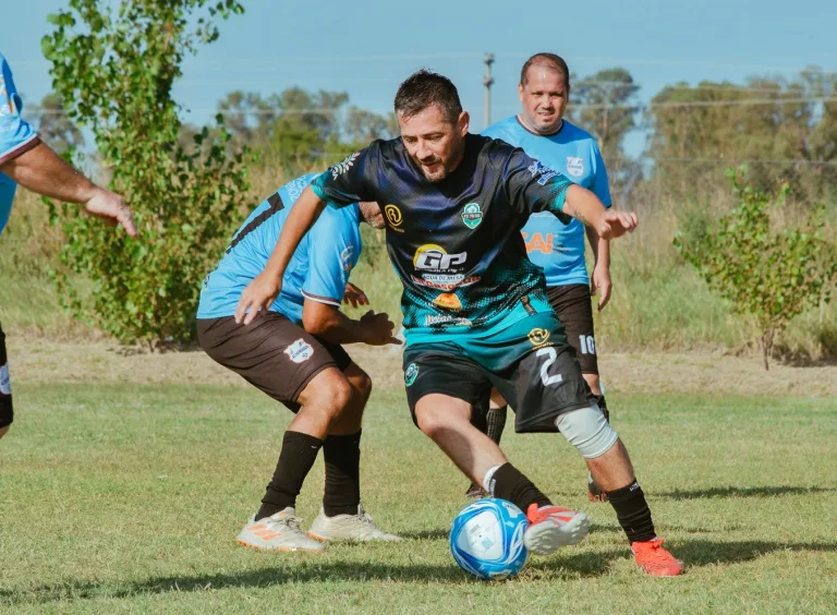 Vuelve a rodar la pelota: este sábado arranca el «Torneo Entre Amigos» en General Pico y Speluzzi