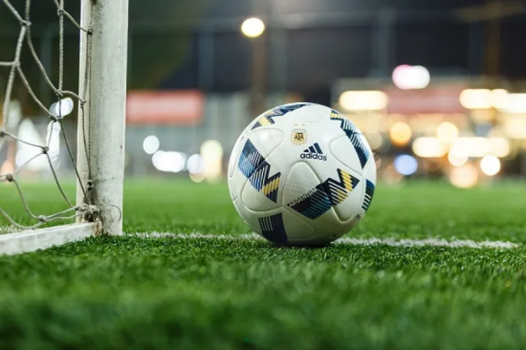Condenan a un hombre por agredir a un árbitro y a policías tras un partido de fútbol en Bernasconi