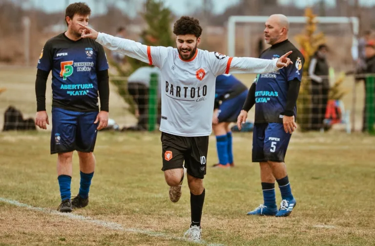 A Puro Fútbol: Resultados, Posiciones y los Esperados Cruces de Octavos en el Torneo «Entre Amigos»
