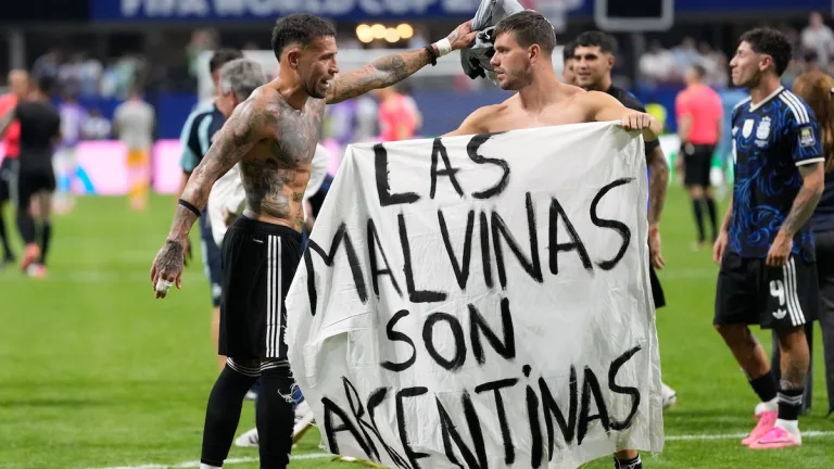 Duras sanciones de la FIFA a la Selección por la bandera de Malvinas y cantos discriminatorios