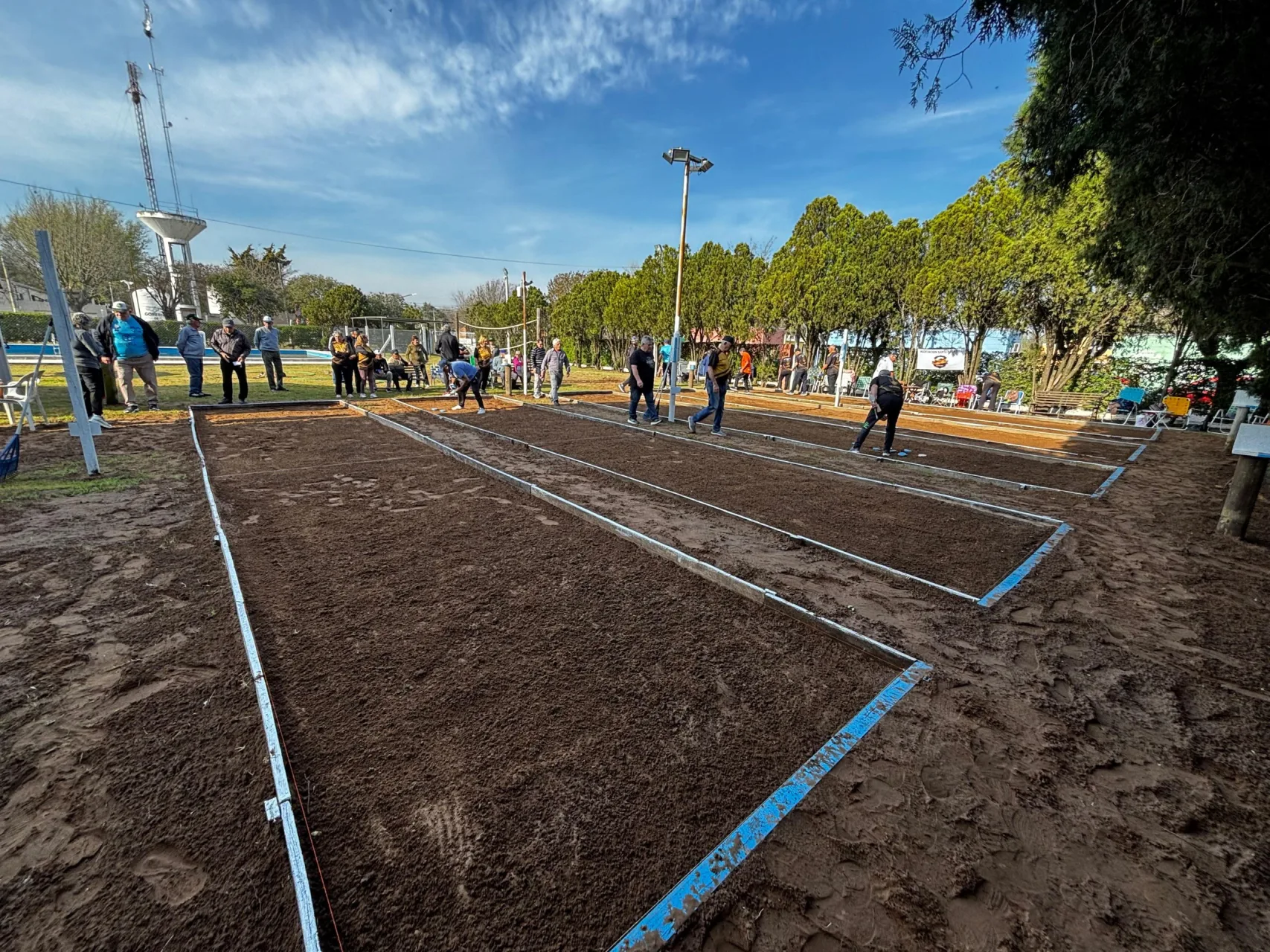 Dorila inauguró cinco canchas de tejo con un concurrido torneo provincial para adultos mayores